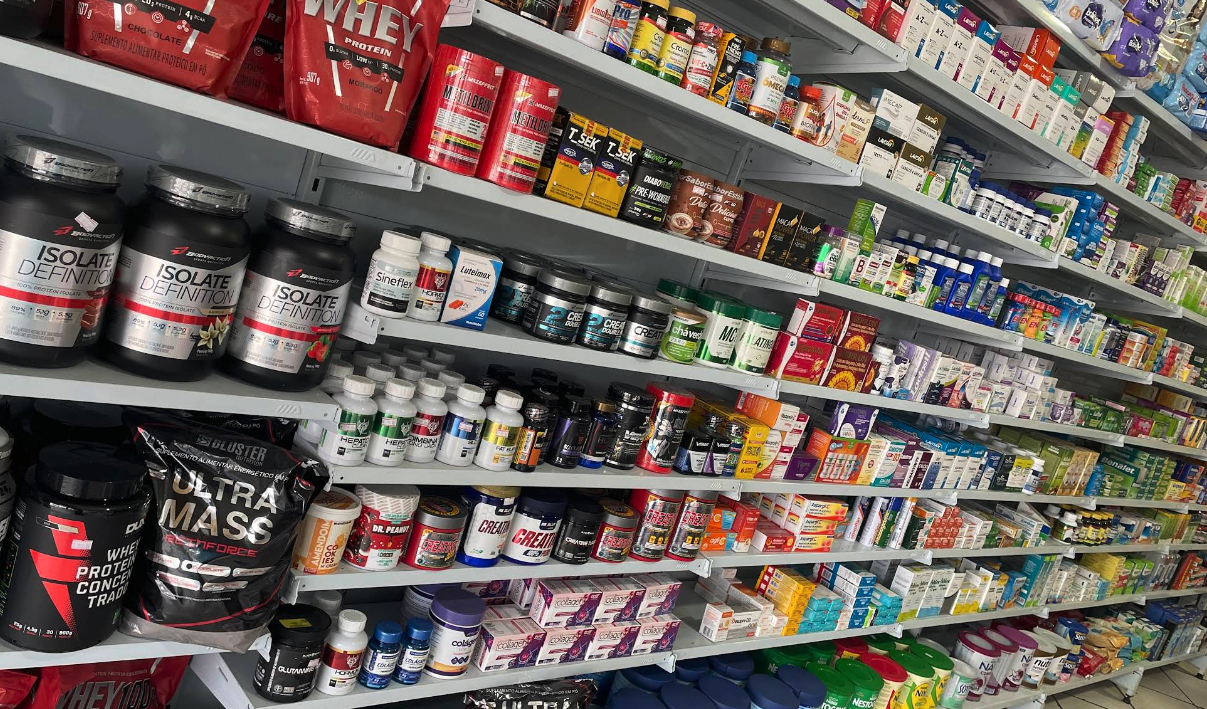 Farmacêutica atendendo cliente com atenção e cuidado